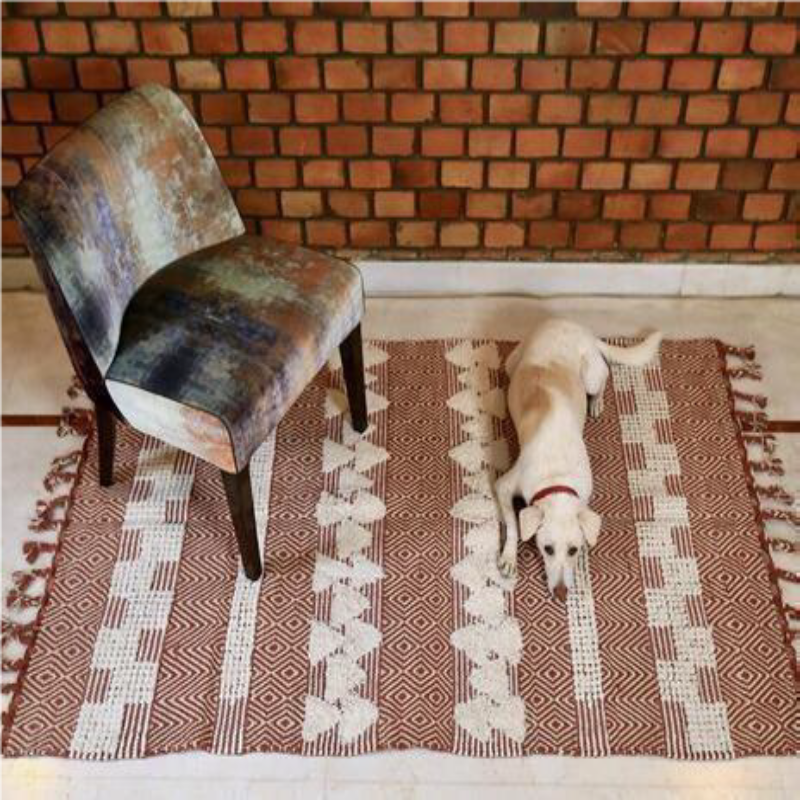 Monochrome textured rug with tassels