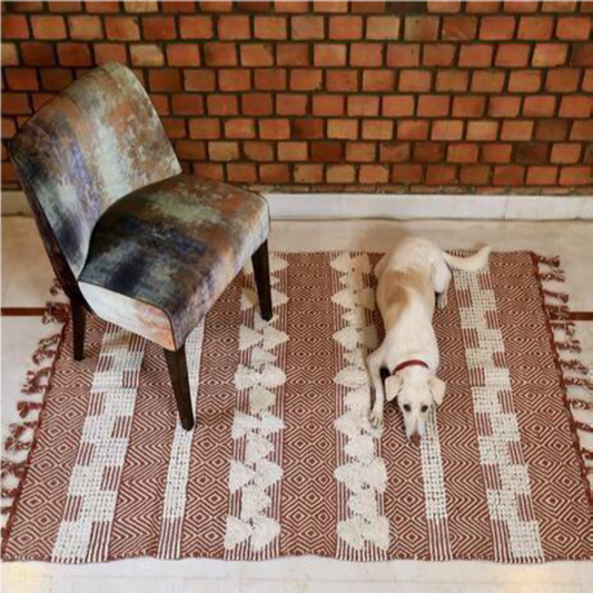 Monochrome textured rug with tassels